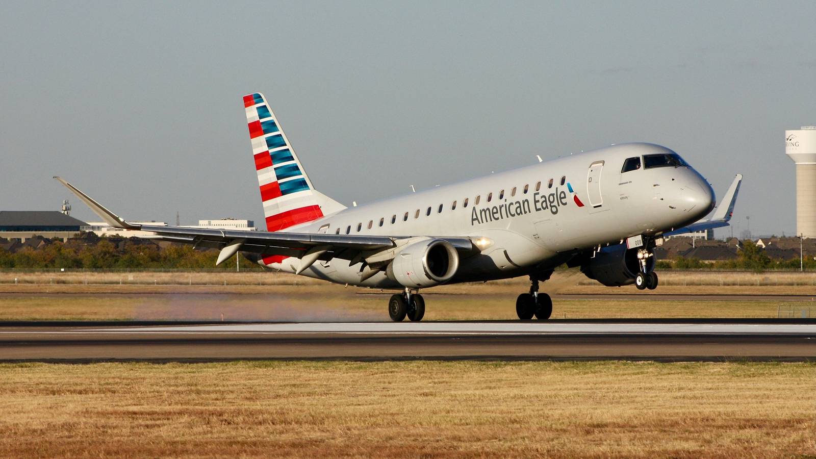 American Eagle regional jet landing